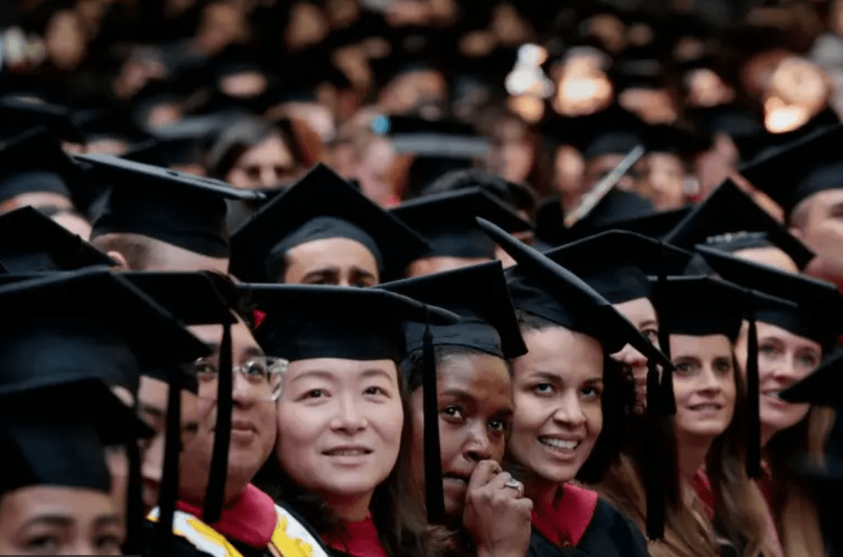 Gobierno de EE.UU. busca revocar visas de estudiantes chinos; Pekín rechaza la medida