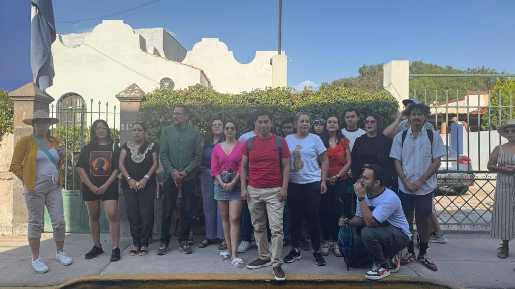 Protestan estudiantes de la UASLP frente a la embajada de El Salvador
