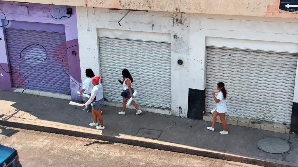 Denuncian manifestantes presencia de infiltrados durante marcha pacífica en el Centro Histórico