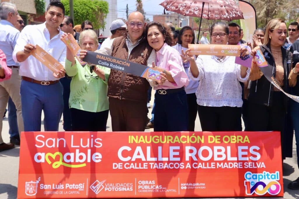 Corta Galindo listón inaugural tras regeneración de calle Robles