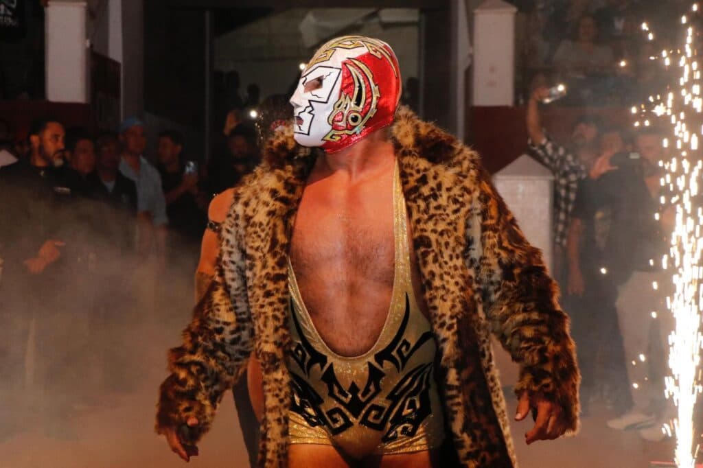 Gobierno de la Capital reúne a miles con función gratuita de lucha libre internacional