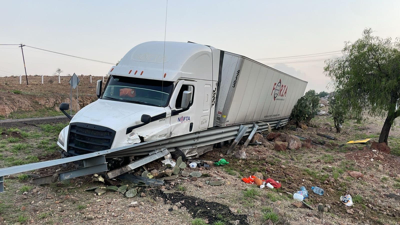 Tráiler colisiona con barandal en la carretera 57, dirección Santa María
