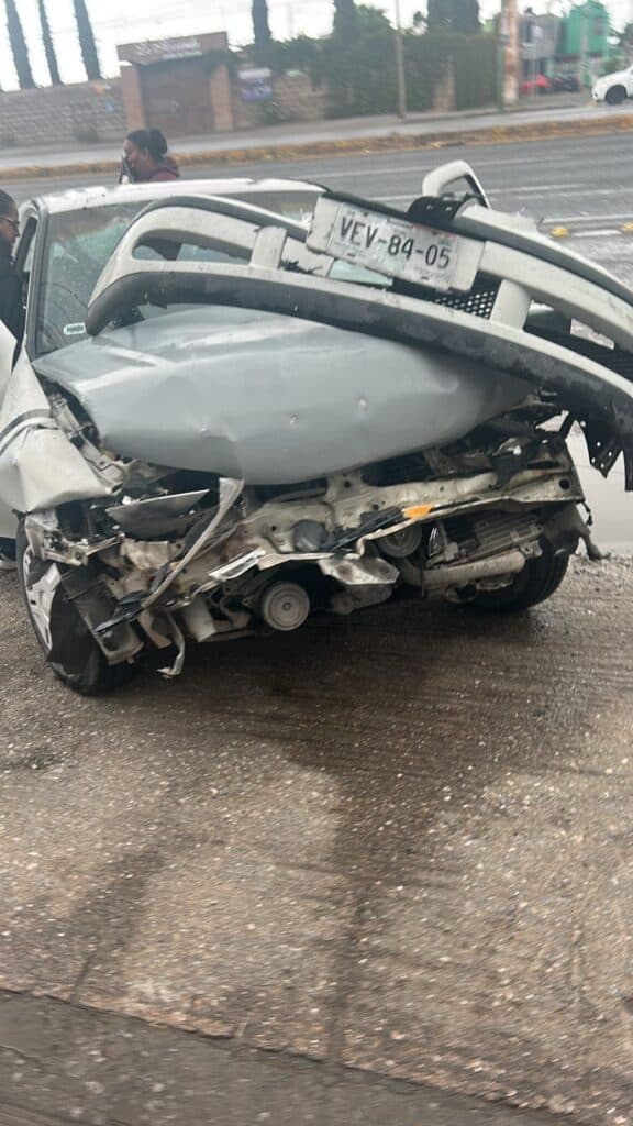 Colisión vehicular complica el tránsito en la carretera a Rioverde