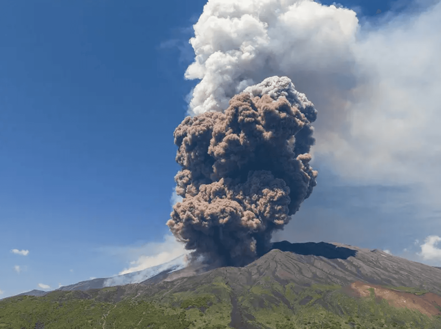El Etna lanza columna de ceniza tras colapso parcial de su cráter
