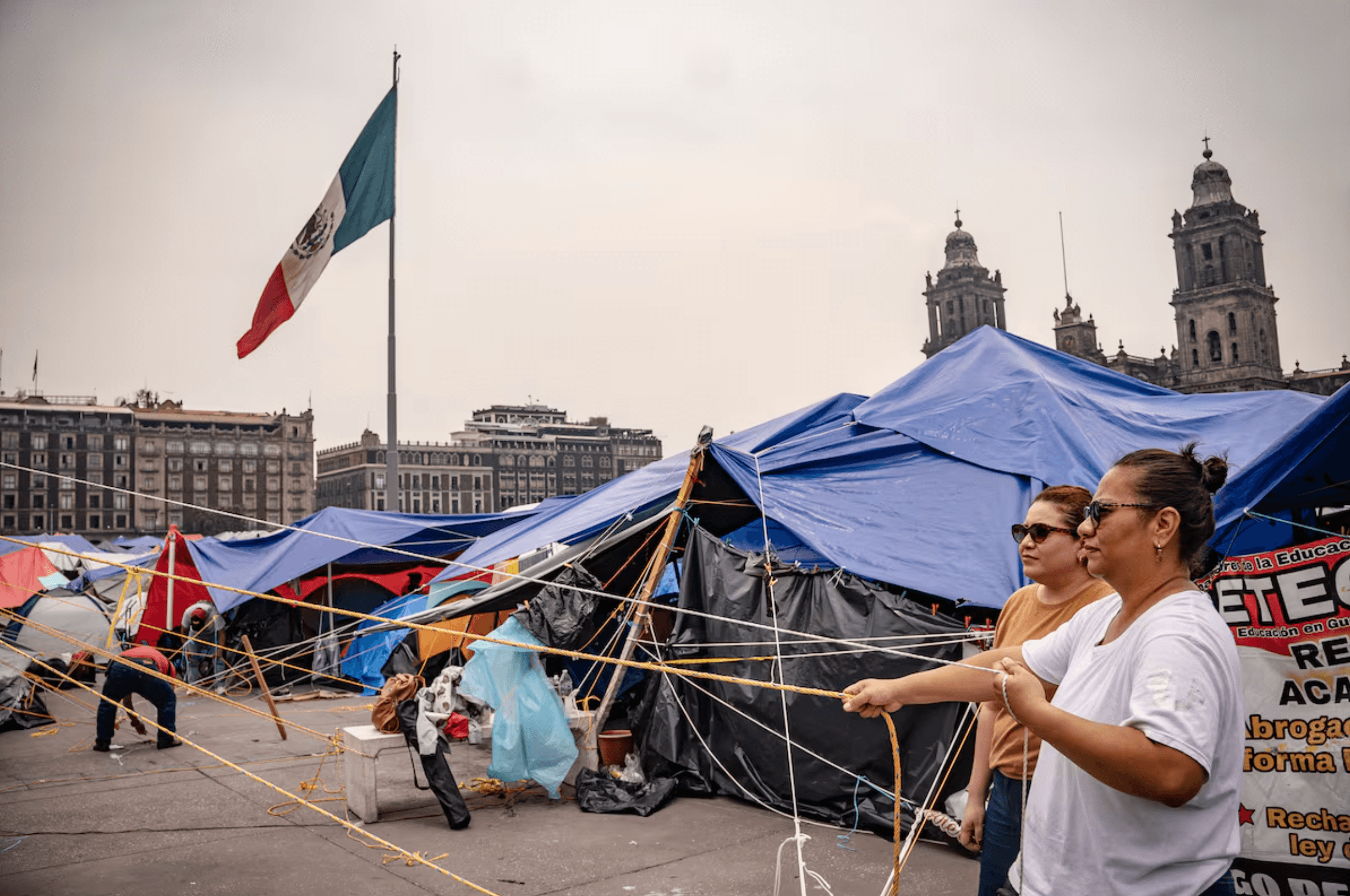 Maestros mantienen plantón en el Zócalo tras noche de desacuerdos