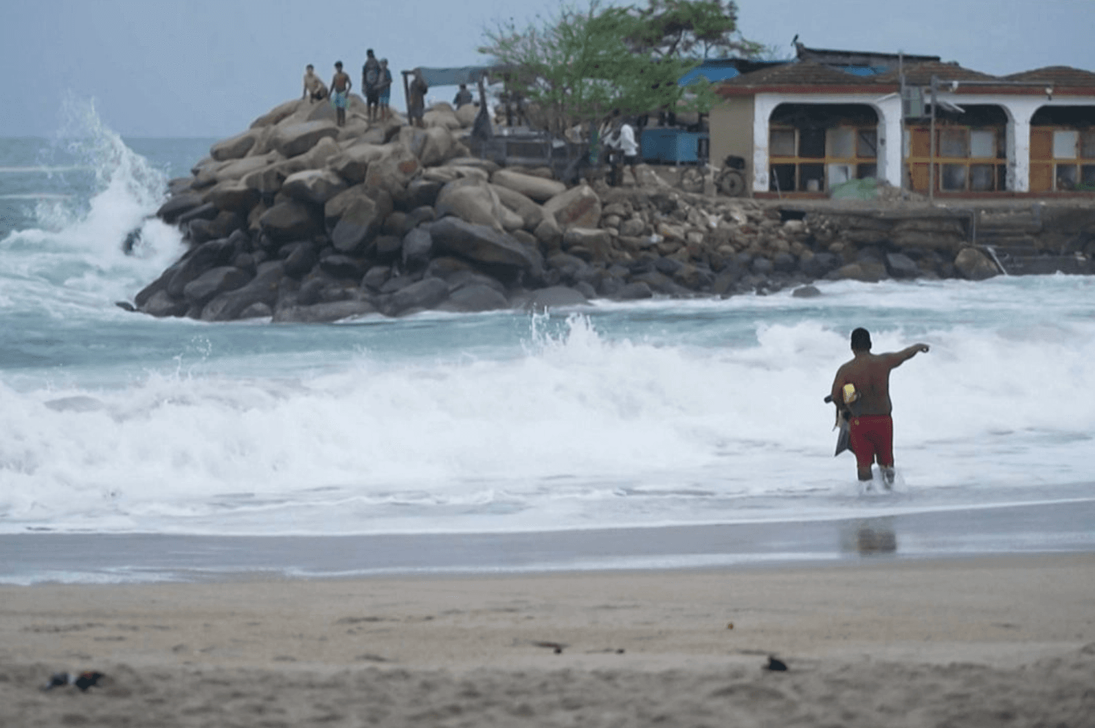 Huracán Erick impacta como categoría 3 en Pinotepa Nacional, Oaxaca