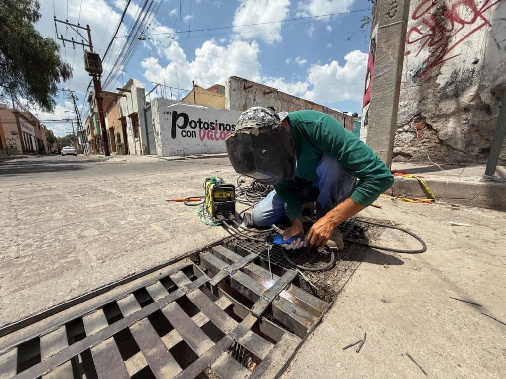 Brigadas municipales dan mantenimiento al Centro Histórico de la Capital Potosina