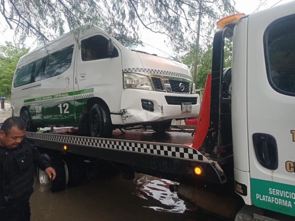 Arrastra Rio Valles a camioneta de transporte urbano con 5 personas dentro