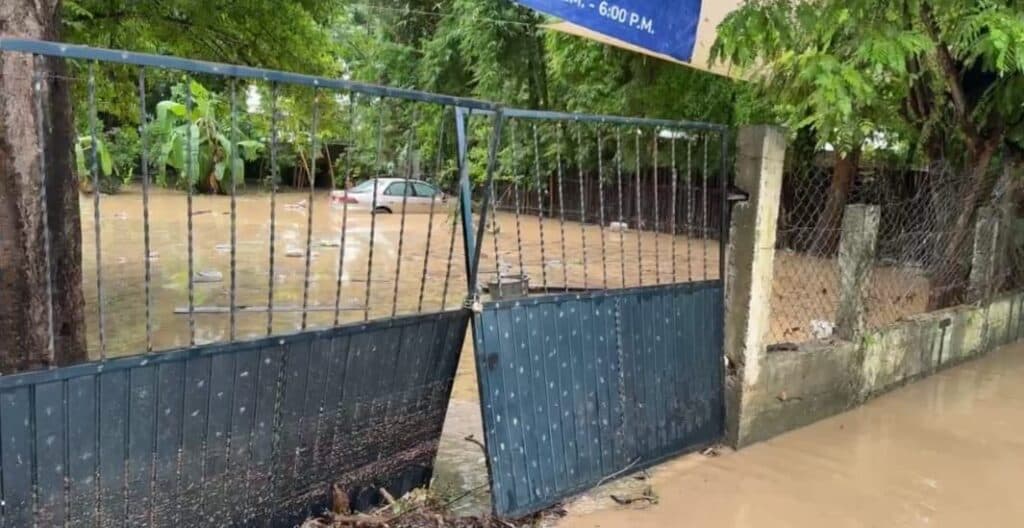 Rescatan a estudiantes atrapados por crecida de arroyo en Matlapa
