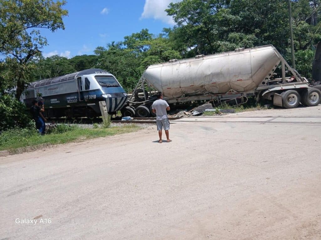 Choque entre tráiler y Tren Interoceánico interrumpe operaciones en Tabasco