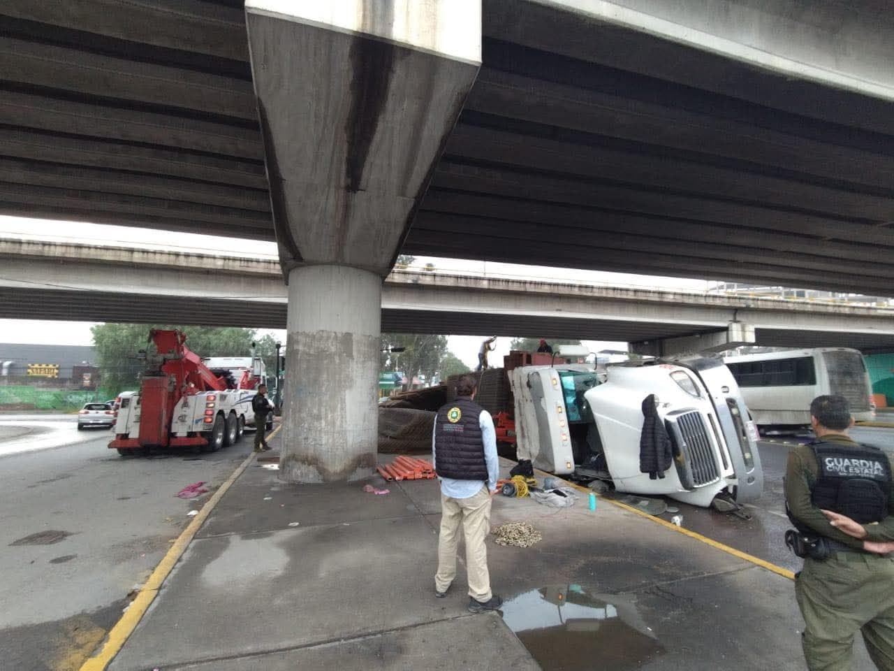 Vuelca tráiler en tramo de la 57, bajo el puente de Villa de Pozos