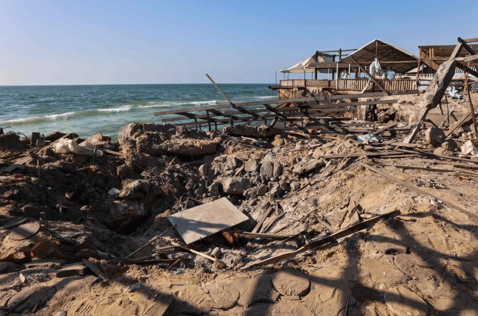 Israel ataca Gaza y causa 95 muertos, 30 en cafetería