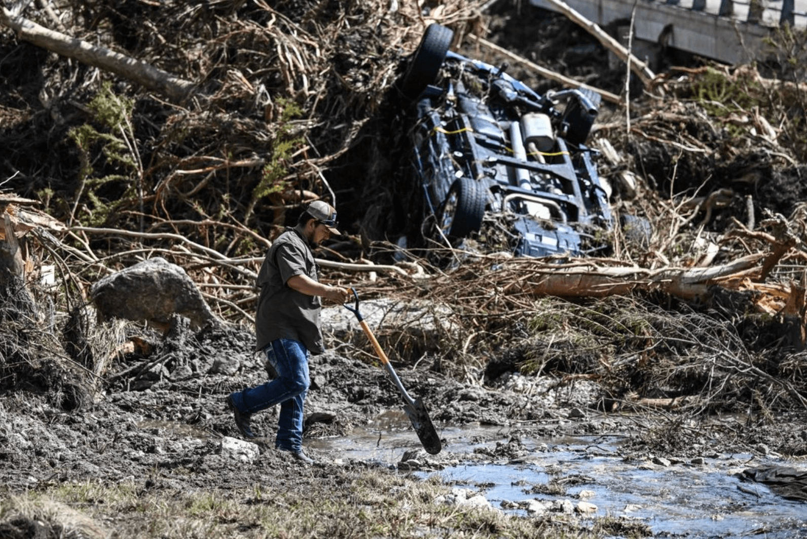 Mueren más de 100 en inundaciones en Texas