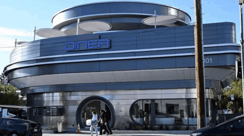 Tesla abre restaurante con autocine en Hollywood
