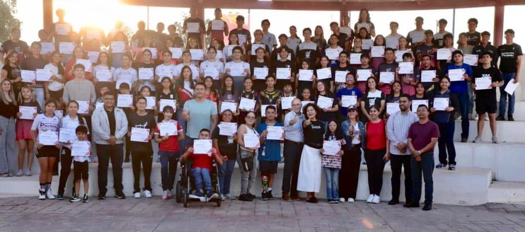 Encabeza Galindo primera entrega de becas deportivas a jóvenes atletas