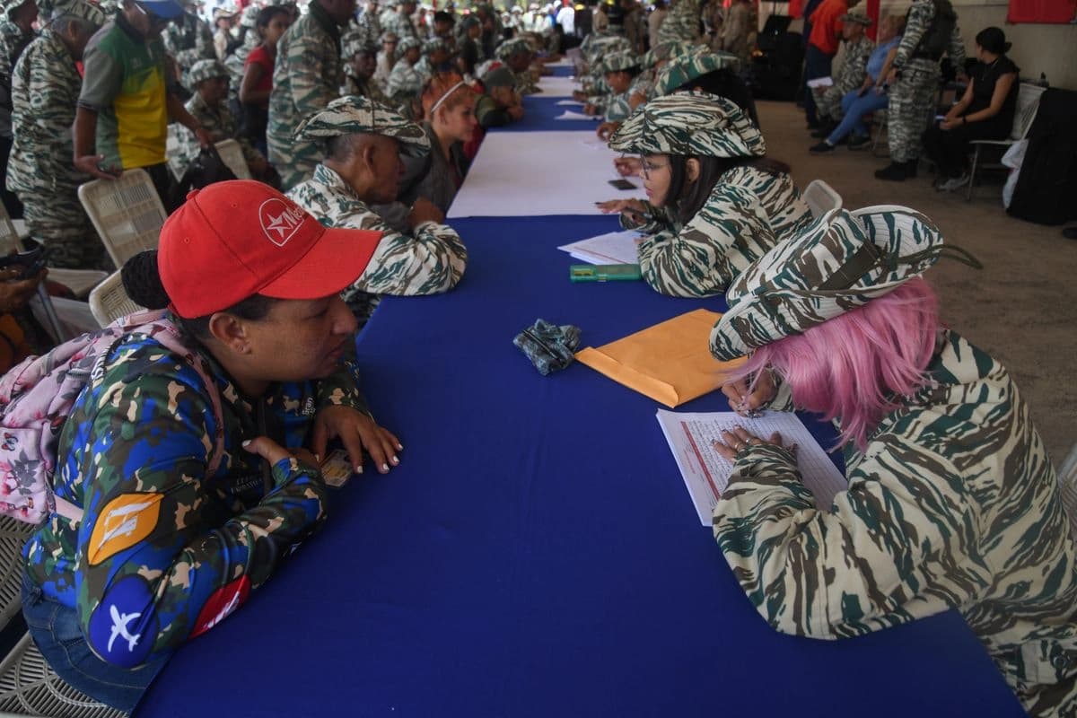 Se enlistan miles de venezolanos en Fuerza Armada Nacional Bolivariana
