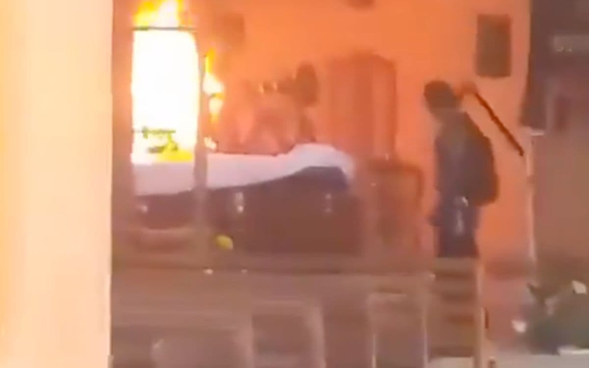 Quema sujeto altar principal de iglesia en Veracruz