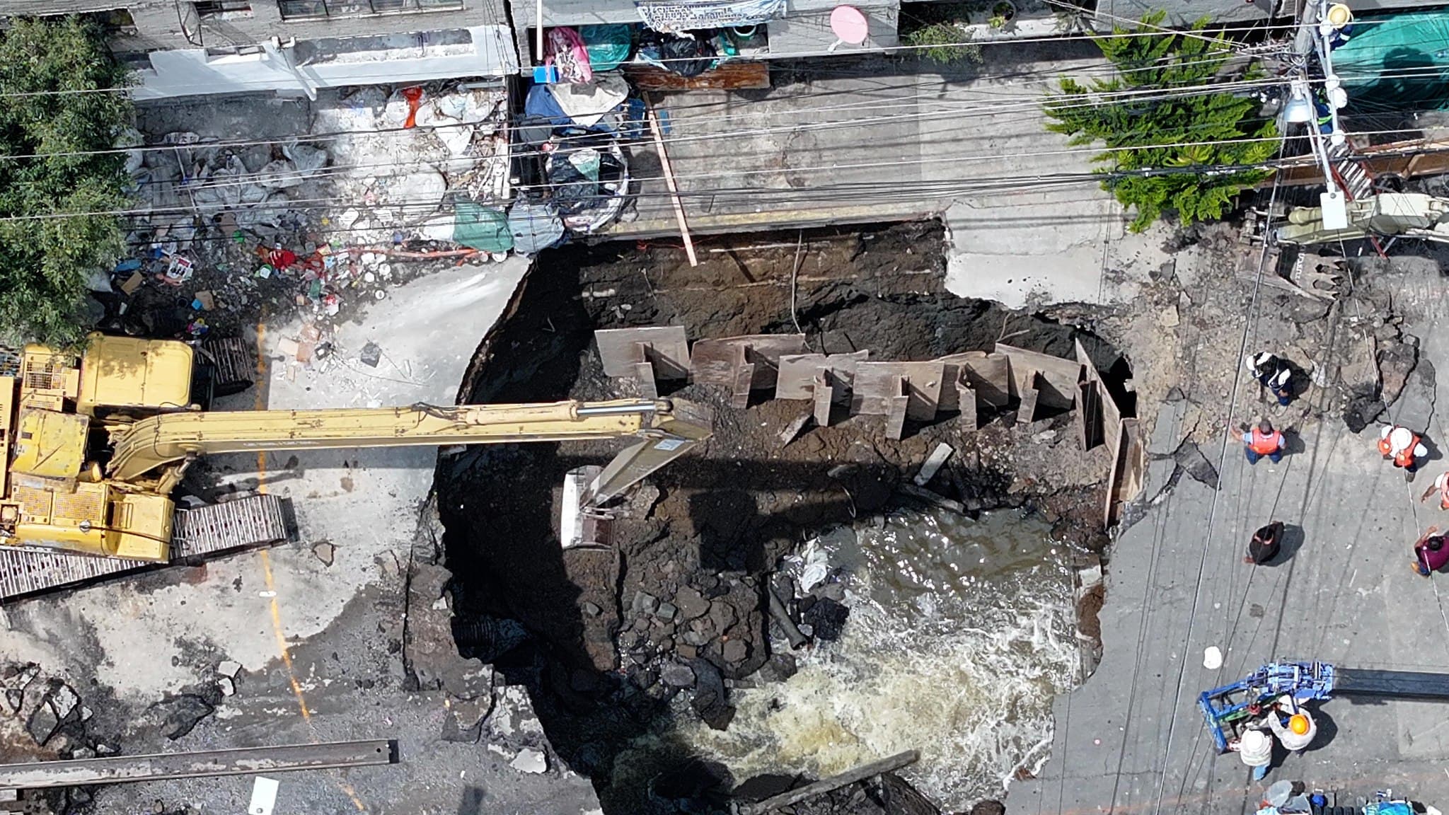 Crece el socavón que se tragó un camión de Jarritos en Iztapalapa