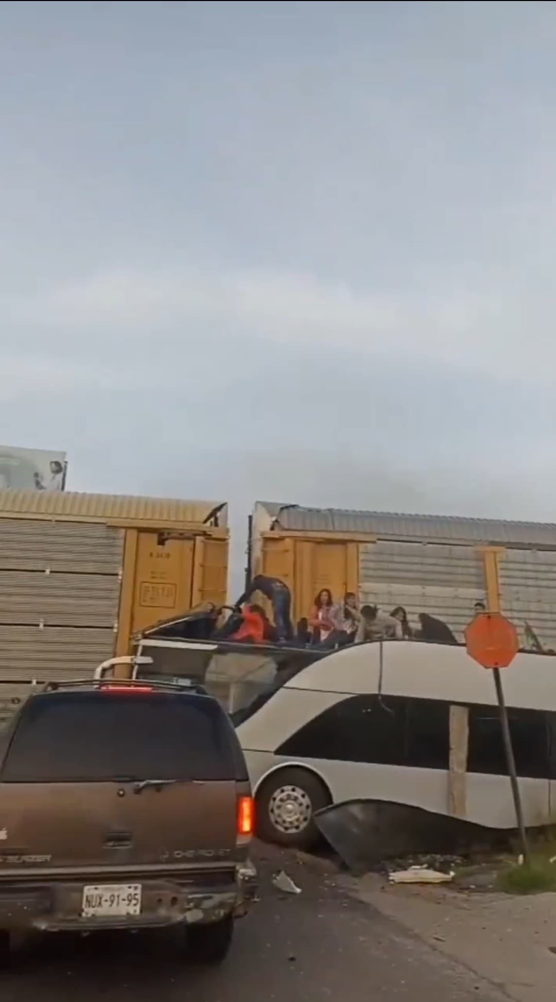 Arrolla tren a autobús de pasajeros en Atlacomulco, Edo. Mex.