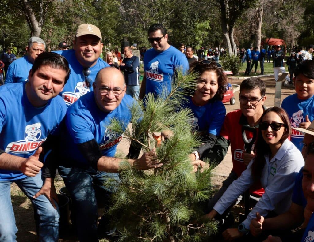 Se une el osito Bimbo a labores municipales de reforestación en Morales