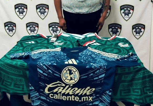 Mujer roba playeras de la selección mexicana y las tira a la basura