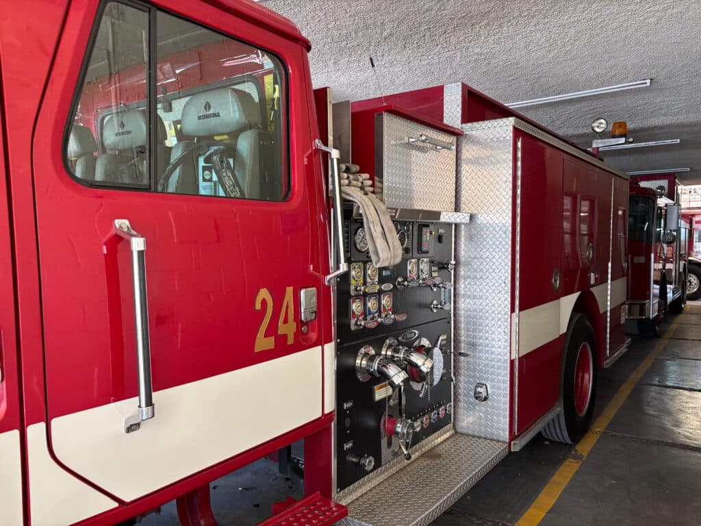 Buscan bomberos metropolitanos ayuda para apagar llamas financieras