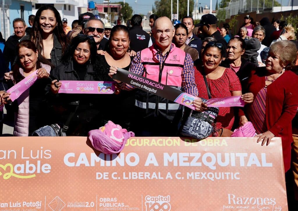 Entregan vecinos de El Rosedal-Los Limones reconocimiento a Alcalde Galindo