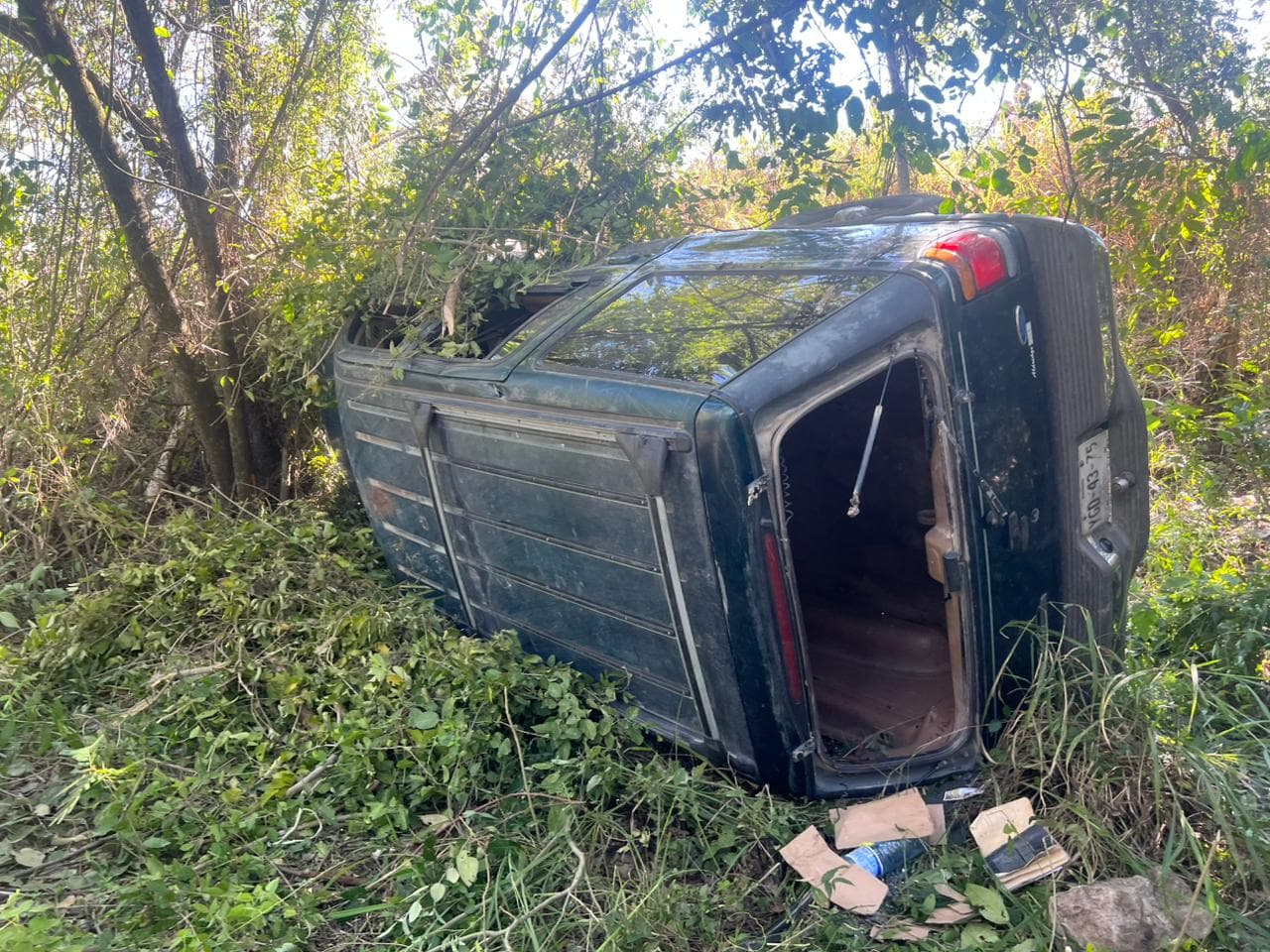 Cae camioneta a un barranco con tres niños y su mamá a bordo