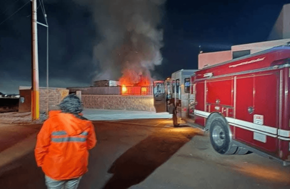 Se incendia empresa de tarimas en la Zona Industrial