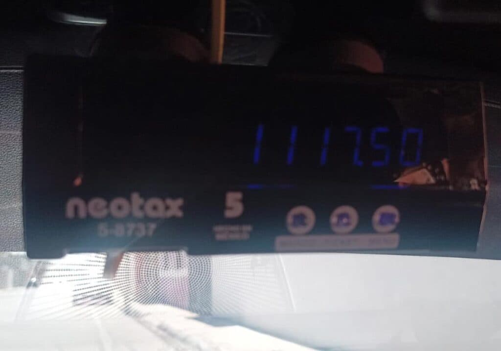 Indigna taxista manchado que le cobra más de mil pesos a señora
