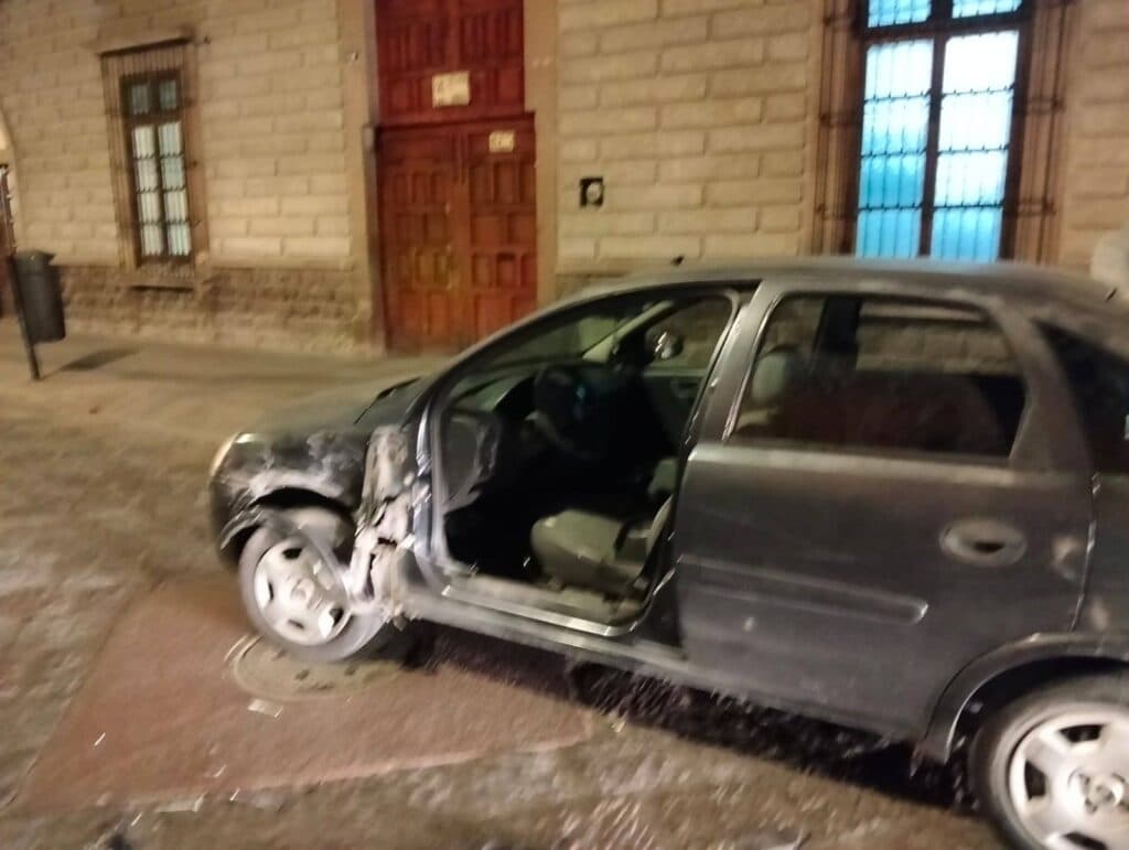 Conductor se friega varios automóviles intentando huir en el Centro Histórico