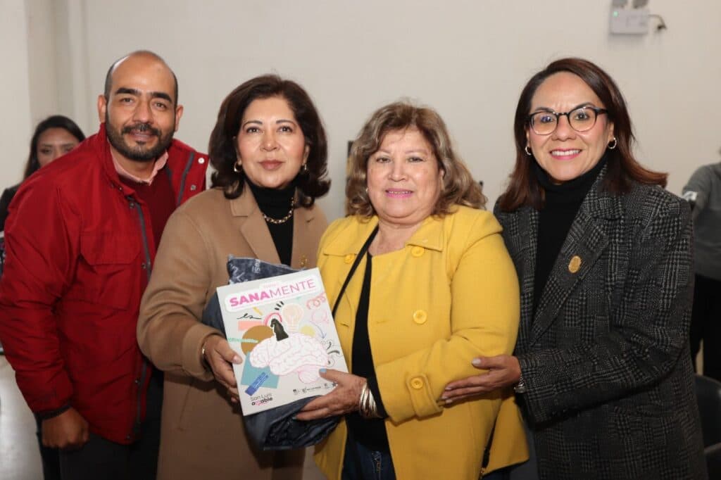 Estrenan abuelitos nuevo club social en la Col. Jacarandas