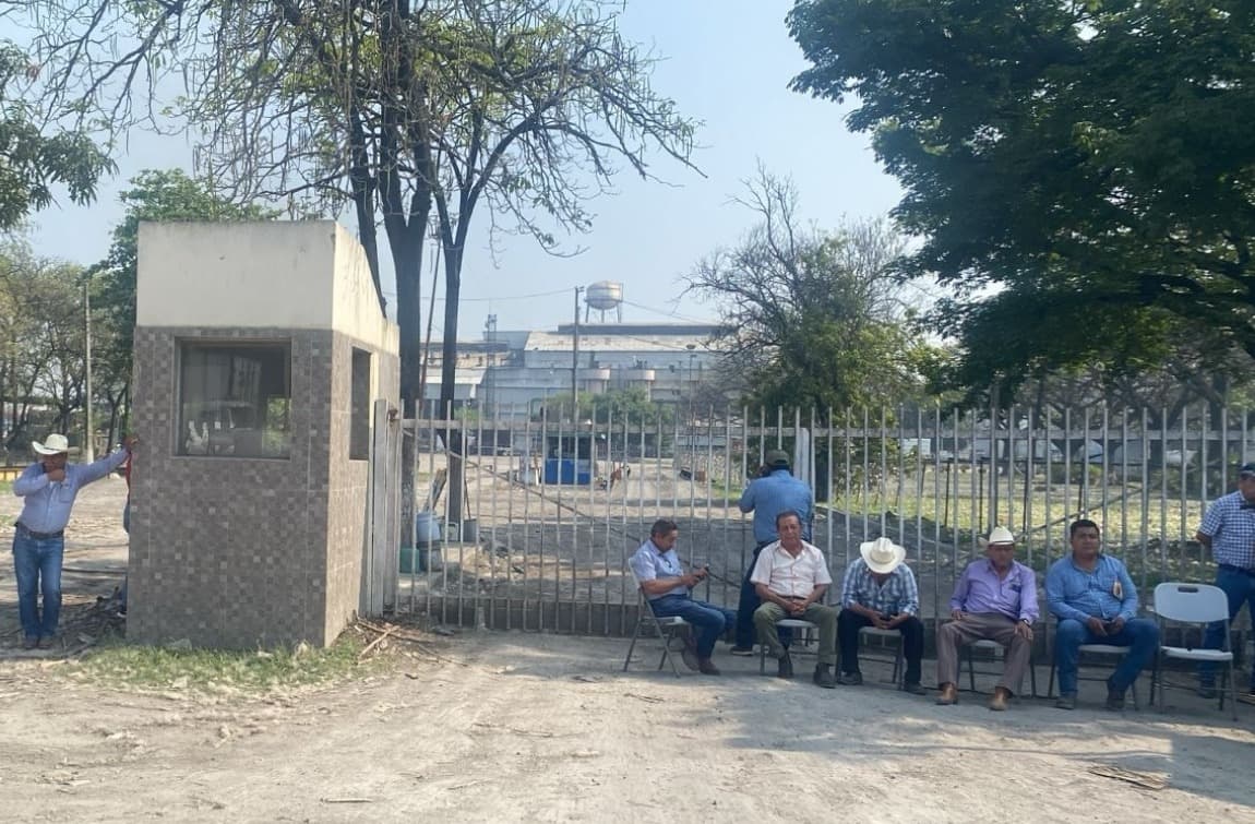 Cañeros bloquean Ingenio Plan de Ayala