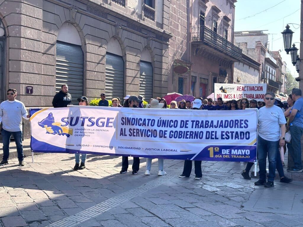 Marchan trabajadores en SLP por restitución de derechos laborales